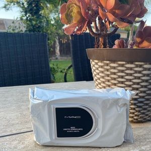 New MAC Make- Up Remover Wipes